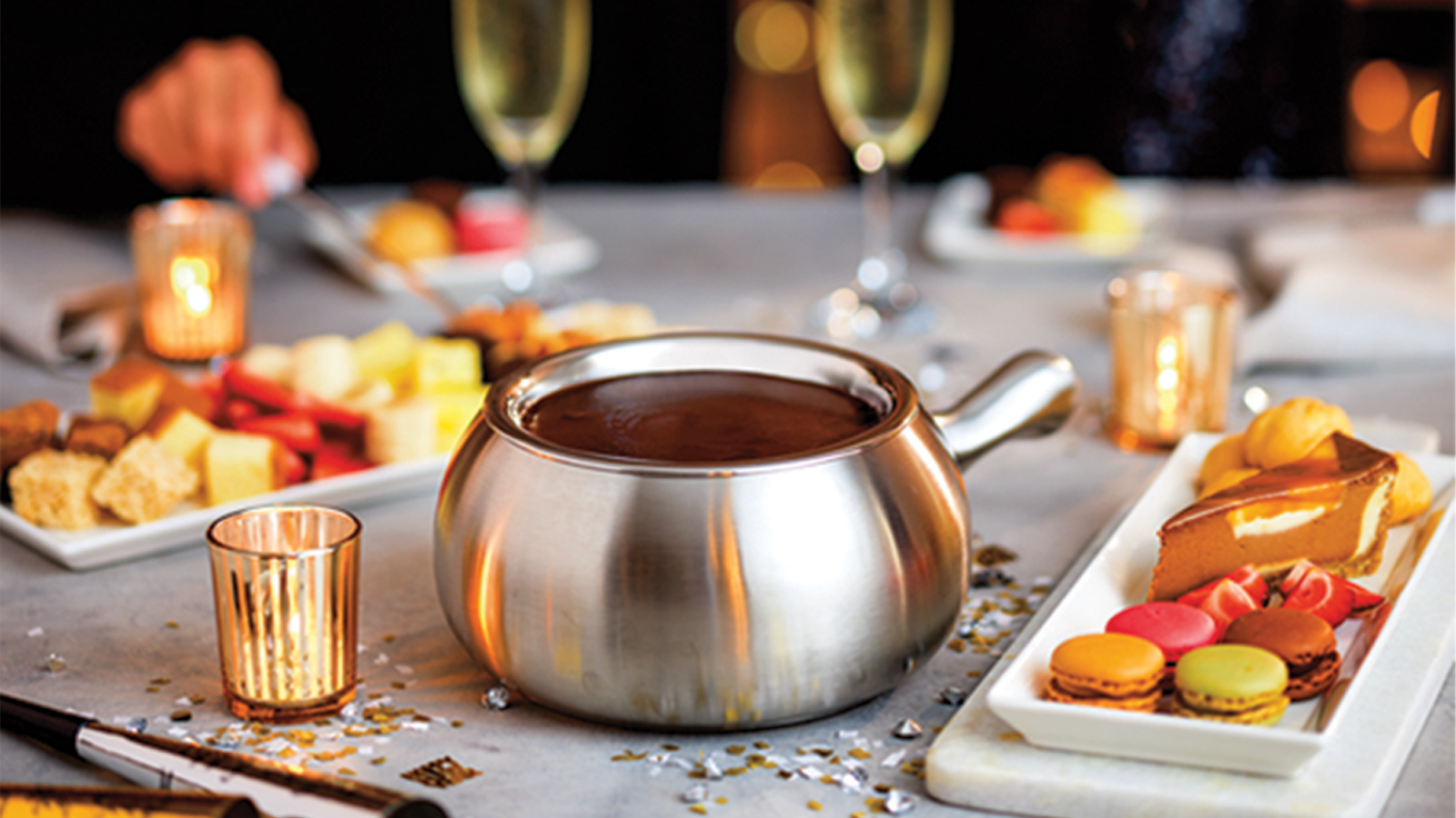 chocolate fondue pot with dippers